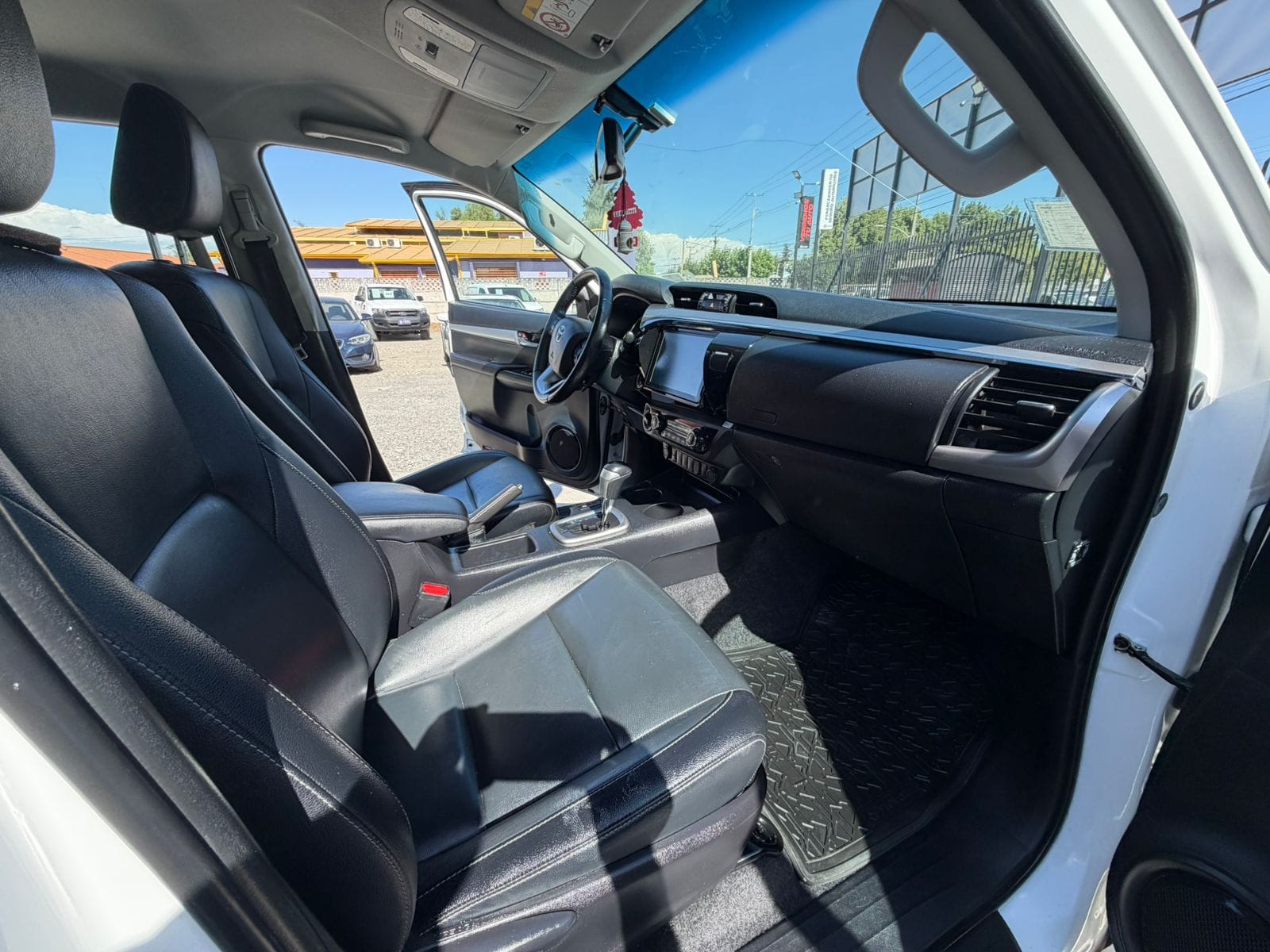 Toyota Hilux — foto 12 de 24