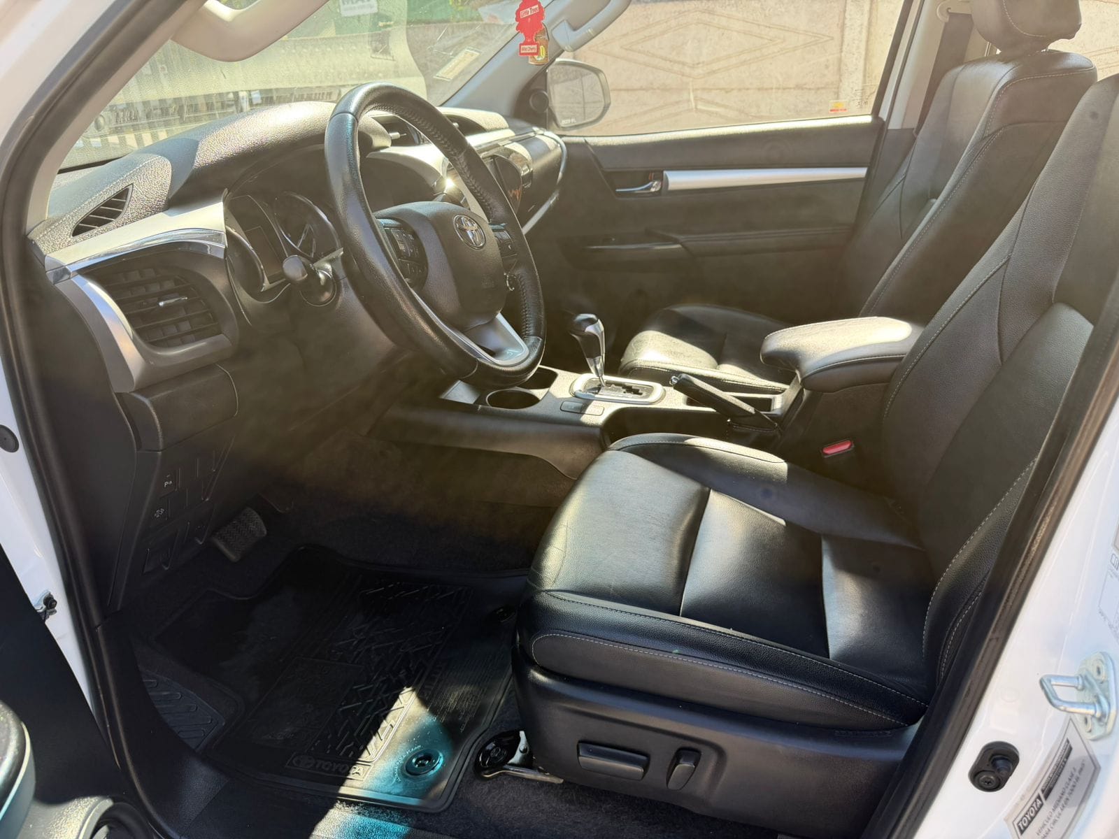 Toyota Hilux — foto 18 de 24