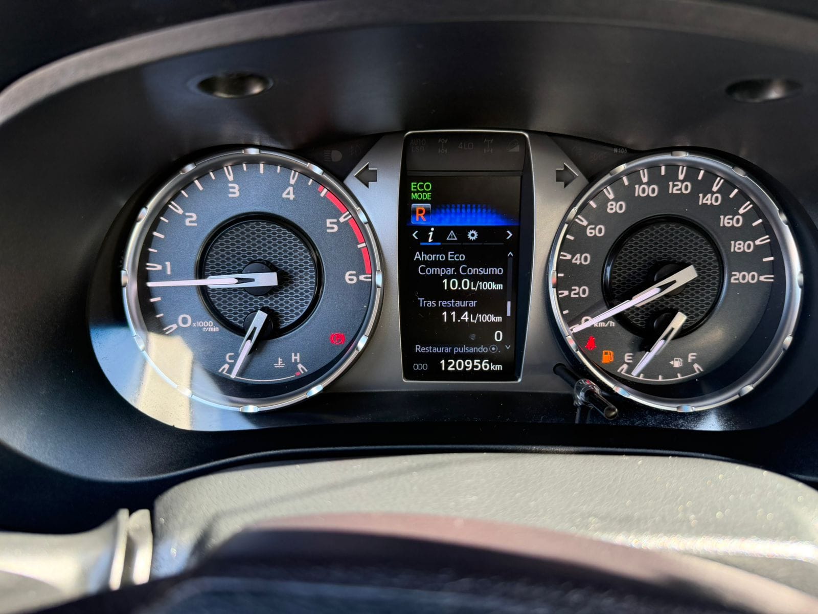 Toyota Hilux — foto 20 de 24
