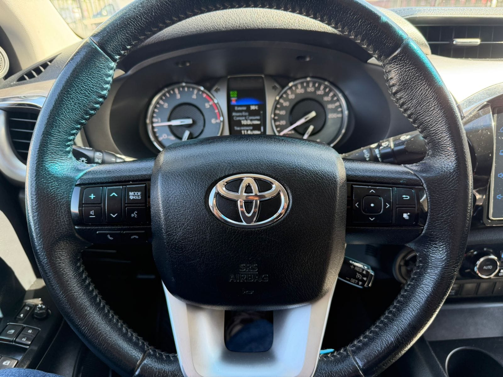 Toyota Hilux — foto 21 de 24