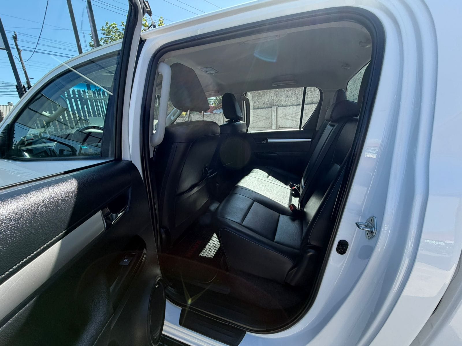 Toyota Hilux — foto 8 de 24