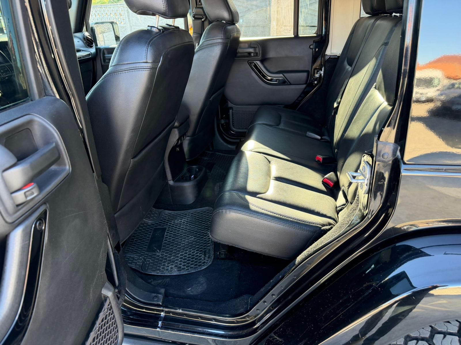 Jeep Wrangler Unlimited Sahara — foto 10 de 19