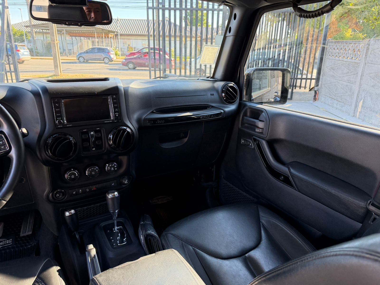 Jeep Wrangler Unlimited Sahara — foto 12 de 19