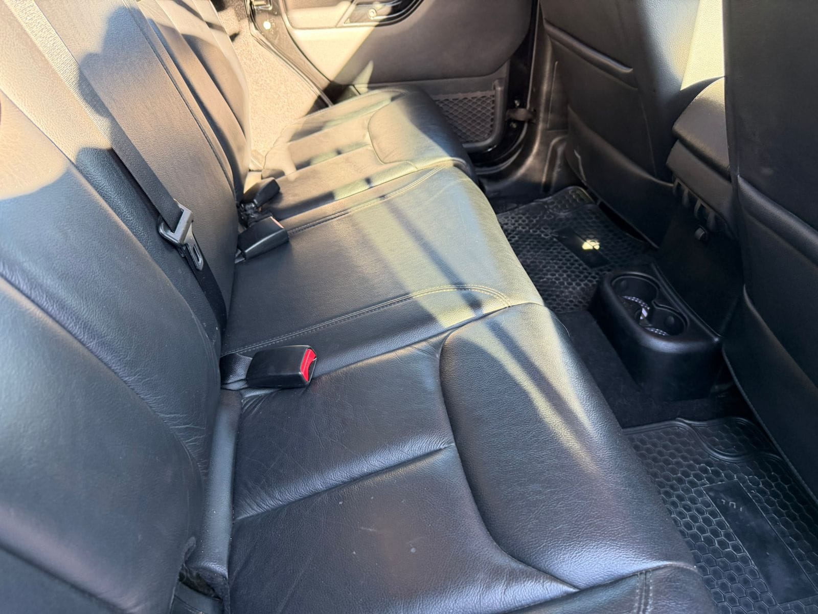 Jeep Wrangler Unlimited Sahara — foto 13 de 19