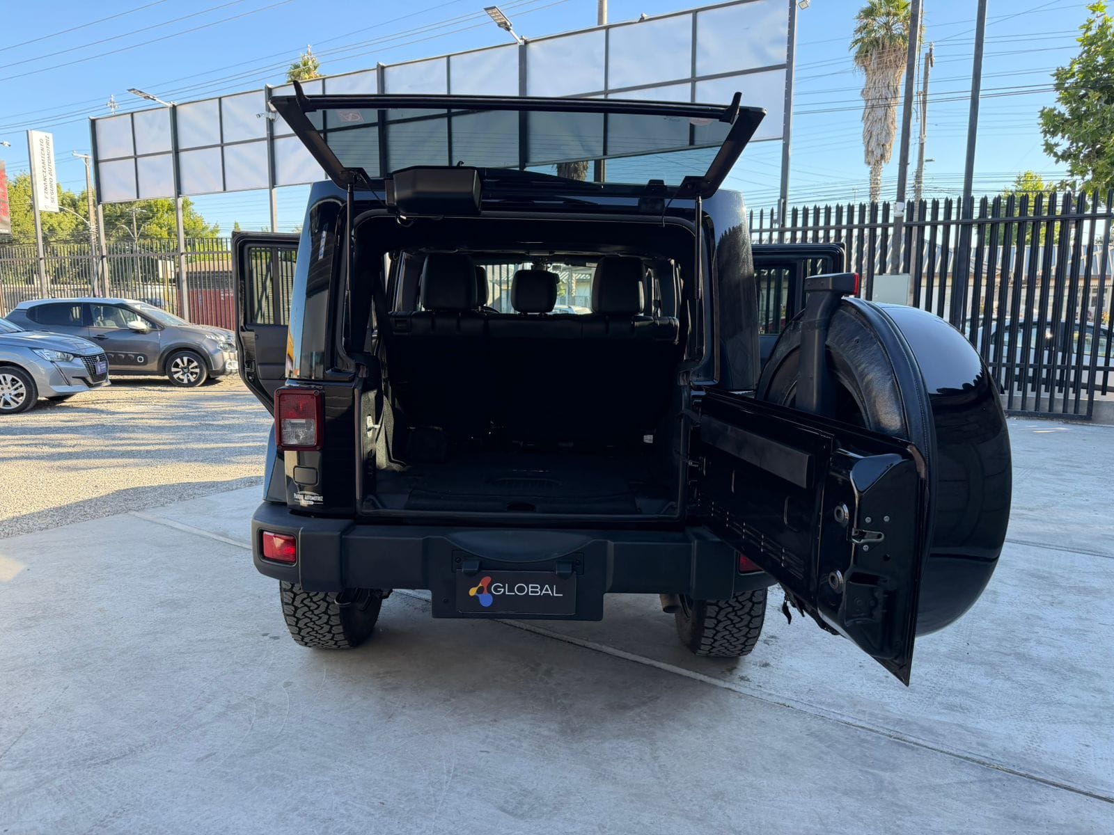 Jeep Wrangler Unlimited Sahara — foto 17 de 19