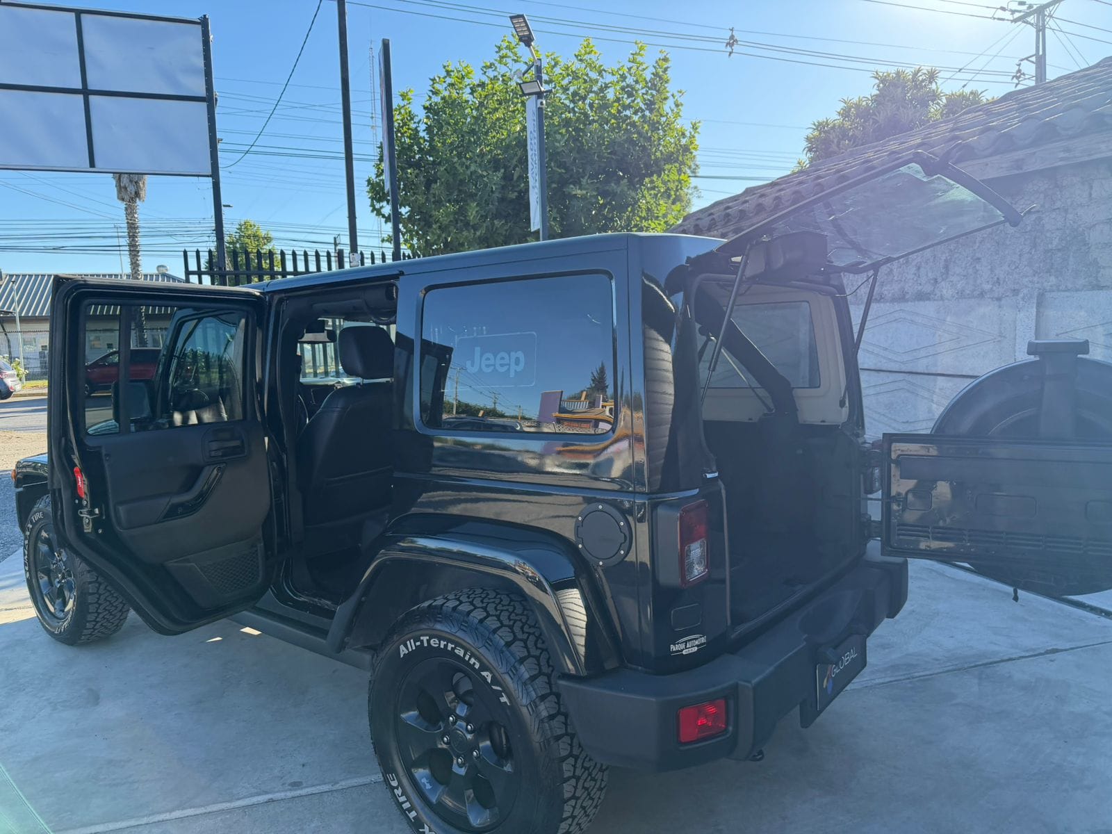Jeep Wrangler Unlimited Sahara — foto 19 de 19