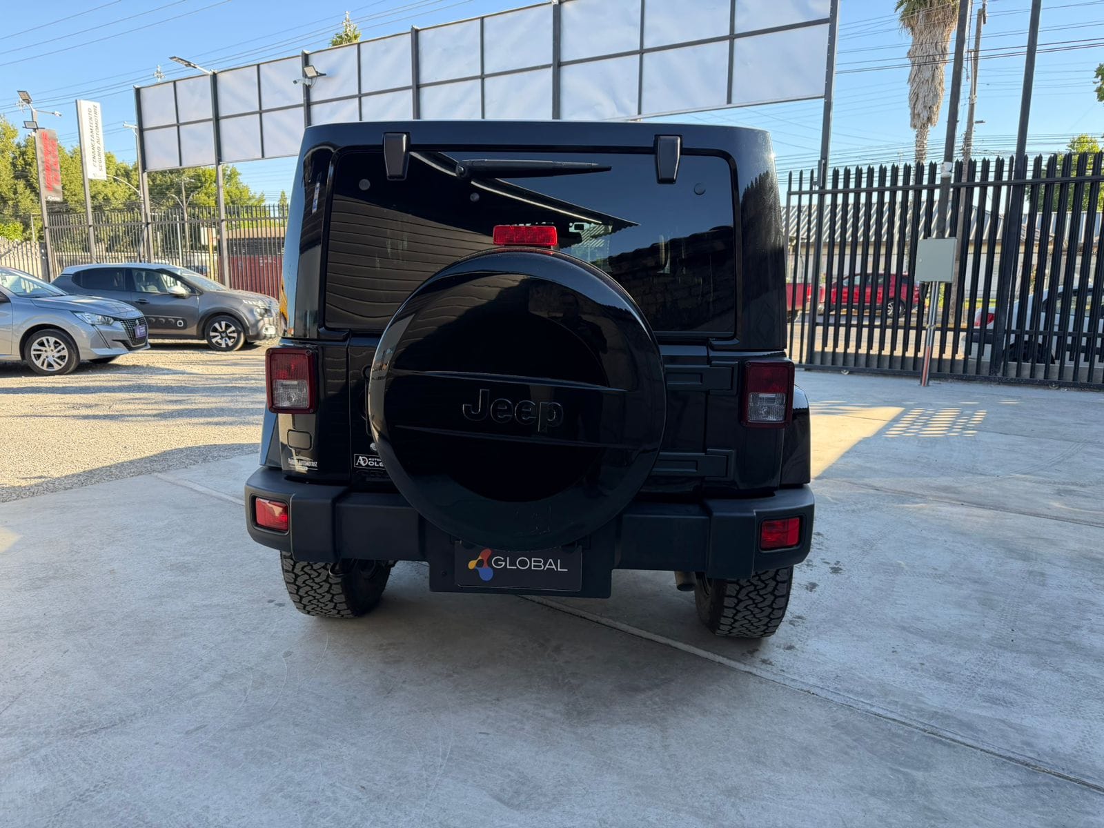 Jeep Wrangler Unlimited Sahara — foto 2 de 19