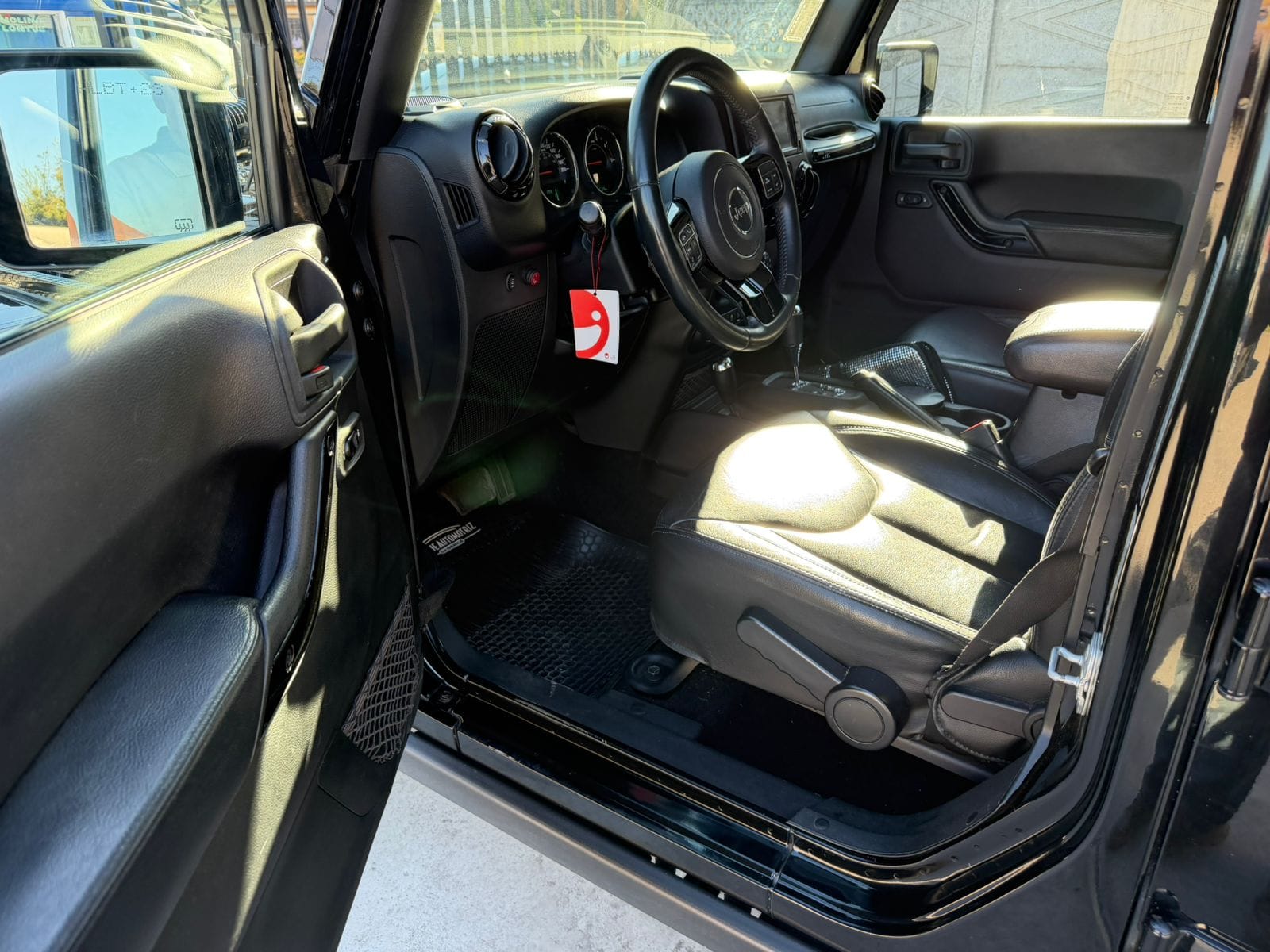 Jeep Wrangler Unlimited Sahara — foto 7 de 19