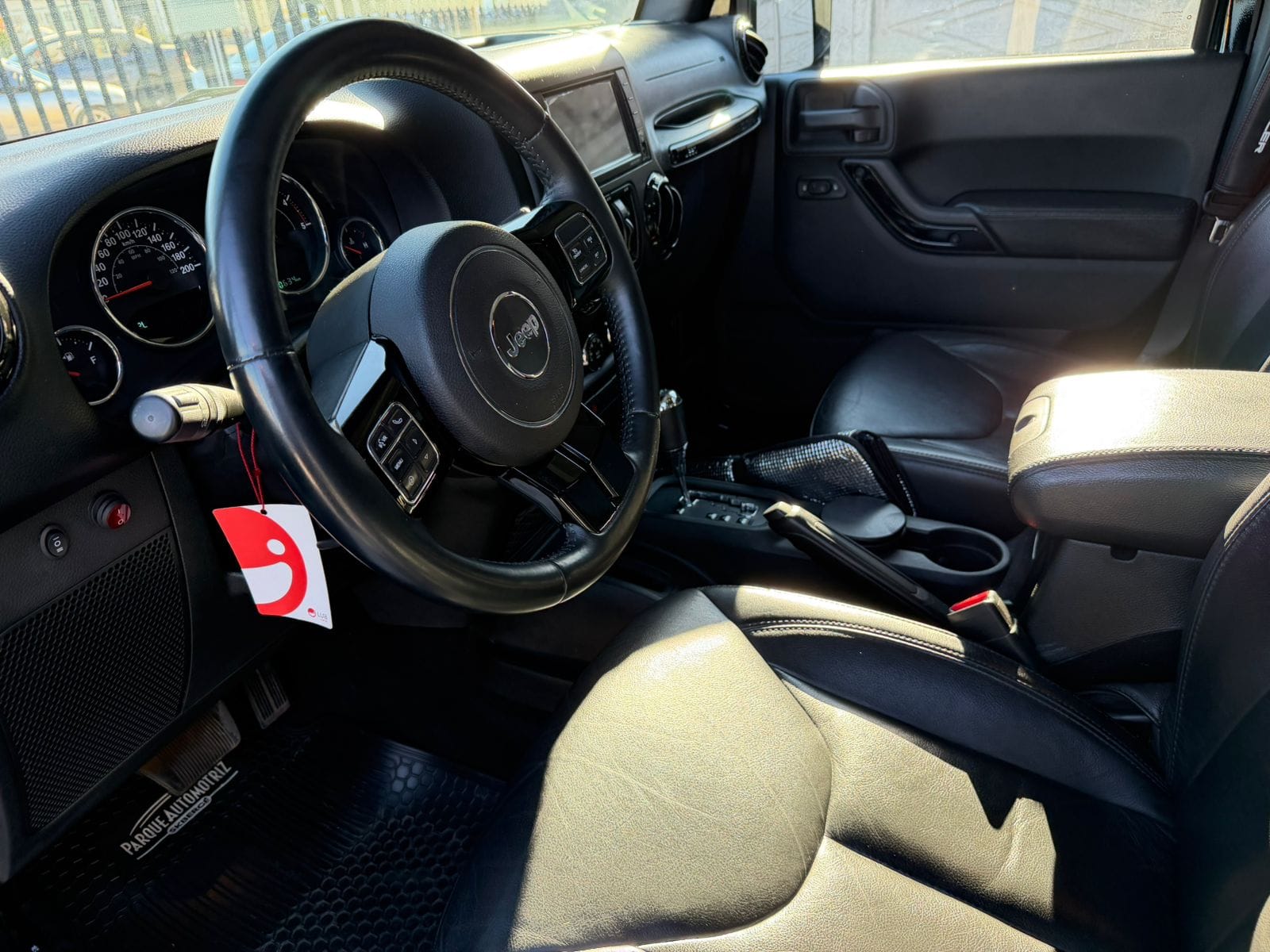 Jeep Wrangler Unlimited Sahara — foto 8 de 19